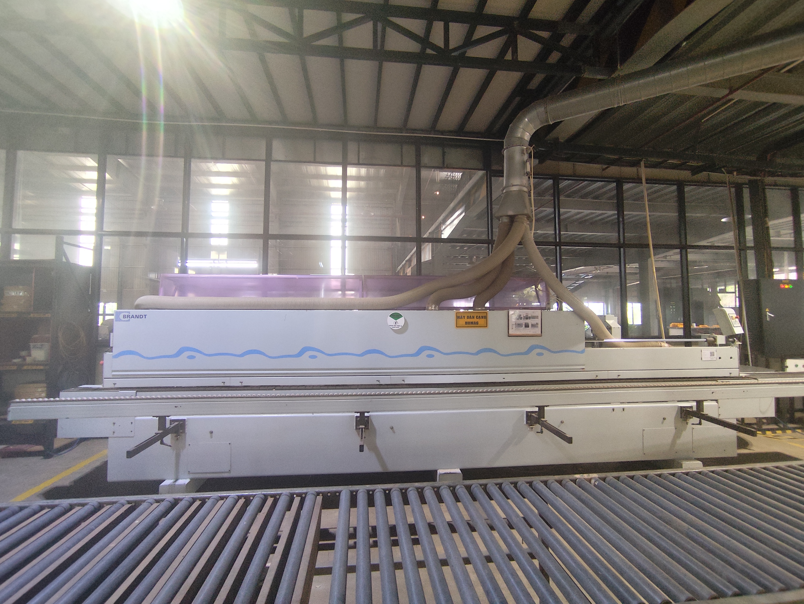 Gluing machine